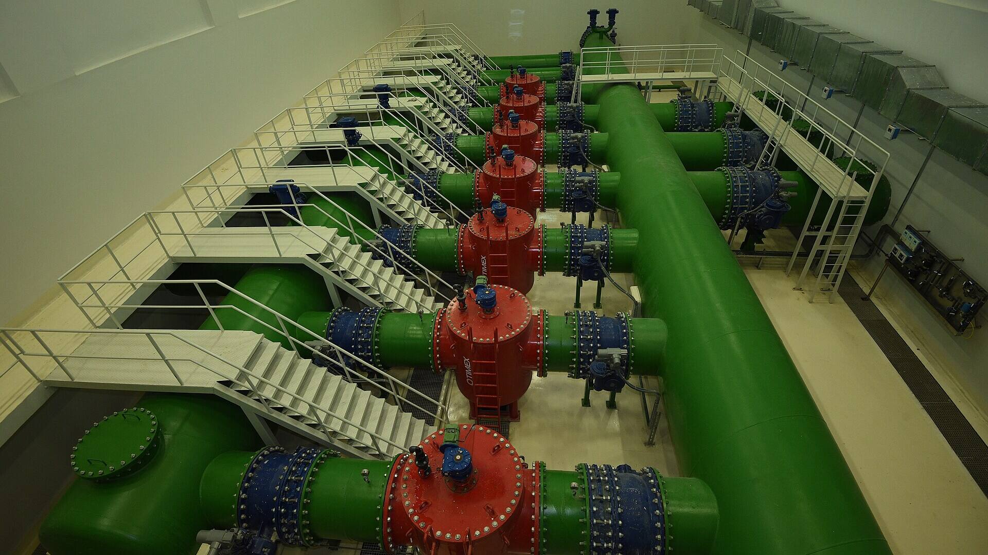 Ultrafiltration water treatment plant with filter headers and valves